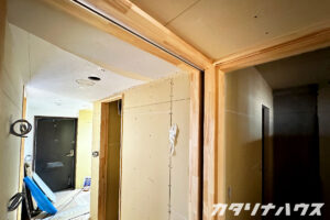 開口寸法を広くとれる引き込み建具を採用。扉が引き込まれるスペース。