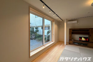 同じ室内で引き戸を少し開けた状態。建具の開閉イメージが伝わる。