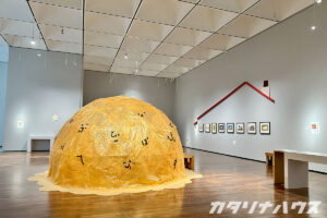 おならを題材にした絵本をイメージした展示。オレンジ色の梱包材でできた”おなら”