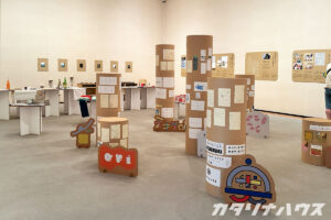 デザイナーさんの展示は段ボールを加工した什器にセッティング。