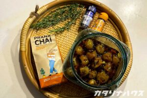 ローズマリーやシナモンの他に、チャイの茶葉をいれて作るスパイス梅シロップ。梅のエキスがでている様子。