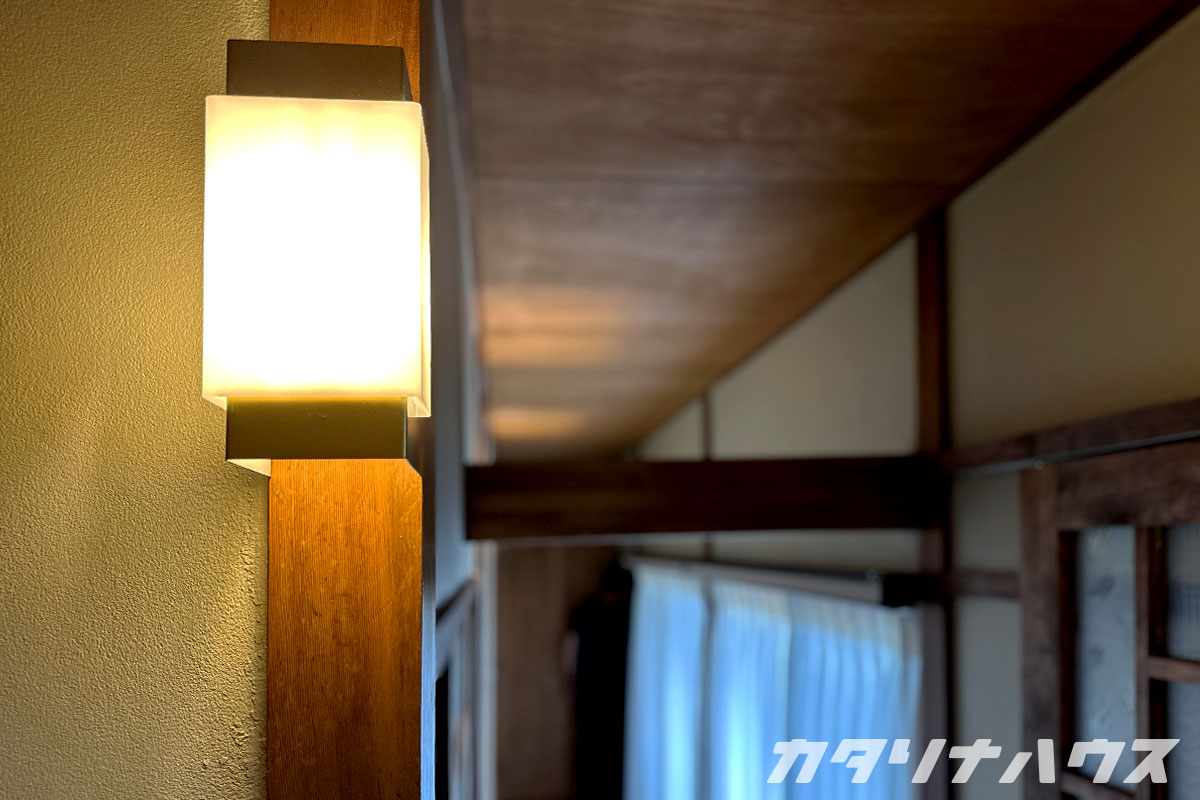 点灯した照明器具を近くから撮影し、温かい光が広がる様子