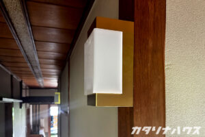 古い建具と再利用した照明が調和した廊下の完成した内装