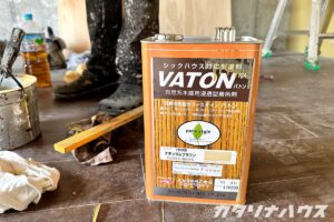 木部用浸透型塗料VATON（バトン）の缶と施工道具が床に並ぶ様子