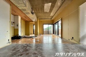 解体後の広いLDK空間、天井のコンクリートと下地が見える施工途中の様子