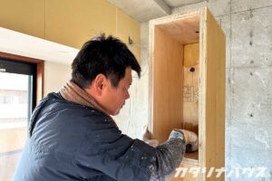職人が木製の収納棚を丁寧に仕上げている様子