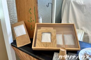 菊芋茶の販売ブース。くふふと書かれた看板と、自然素材のディスプレイ。