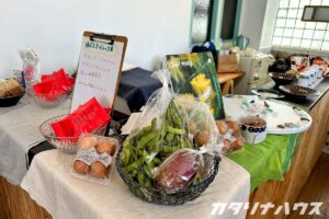 オーガニックの野菜や有精卵が並ぶカウンター。野菜は枝豆とビーツが手前にある。