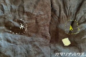 小学生とその母親が行ったダーニング。白と青の糸を使ったダーニングと、黄色と白のダーニング。