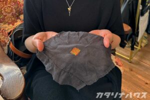 赤×黄緑で行われたバスケットダーニング。黒い麻布にカラフルな糸が映える。
