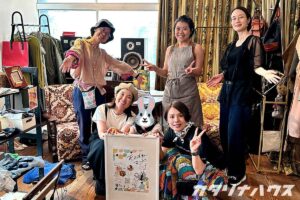 およばれマルシェの出展者集合写真。看板を中心に５人の女性が並んでいる。