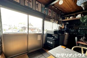 事務所の入口は引き違いのアルミサッシ。外からの光がよく入る