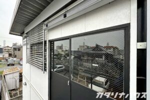 室外からみた電動ブラインド。