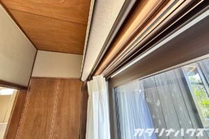 カーテンとロールカーテンが干渉しないように、カーテンは枠内に取り付けられている。