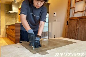 レトロガラスをサイズに合わせてカットする作業の様子
