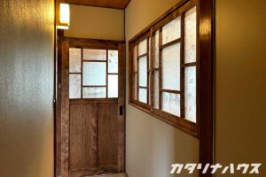 木の温もりを感じる廊下。レトロガラスを使った窓枠が空間に懐かしさを添える