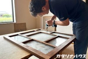 レトロガラスをはめ込むスタッフの手元作業
