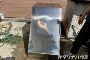 油汚れを掃除してきれいになった換気扇フード。撮影者が映り込むほどピカピカになっている。