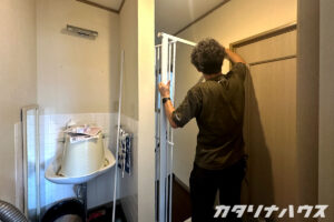 住みながらのリフォームになるので、作業する場所に立ち入れないようにゲートを設置する男性スタッフ。