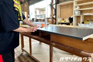 部材のバリを手作業で研磨していく女性スタッフ