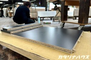 ダボが刺さり、組み立てを待つキッチンパーツ