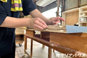 木工用ボンドが塗られた穴に手作業で刺されるダボ