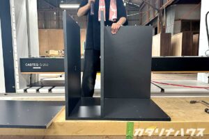設計図に沿って手作業でキッチンを組み立てる職人。
