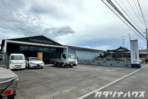 通り沿いに建つ切妻屋根の工場兼ショールーム