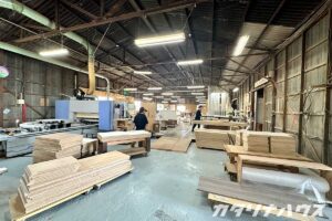女性の職人さんが多く、様々な工程に分かれて作業をしている