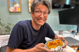 焼きあがったスイートポテトを手に嬉しそうな表情の男性