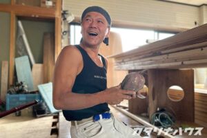 大きなサツマイモに驚く職人さん