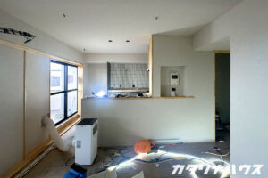 リノベーション途中のマンション。内装工事が終わって明るい室内