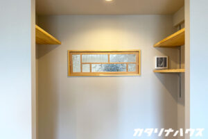 レトロガラスで作られた室内窓はヌックに設置してある。