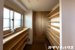 玄関の収納は造作棚を設け、壁は有孔ボードで仕上げた