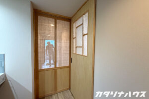 隣の人の様子が分かる麻の生地でできた簀戸