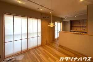 障子で光を優しく取り入れる和モダンの部屋