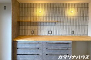 キッチンに貼られたタイルを柔らかく照らすブランケット