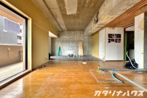 壁は下地の石膏ボードとコンクリート表しの状態。これから内装工事が始まる。
