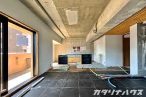 内装工事が終わった室内の様子。メンズライクな落ち着いた室内。