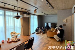リノベーション後のLDK。家族３人が積み木で遊ぶ様子をカメラマンが撮影している。」