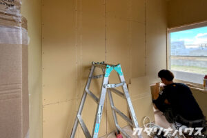 新設された壁と窓のある明るい空間。猫トイレ部屋と隣室のつながりを意識した施工。