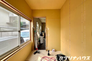 松山市のリノベーション現場。新しく壁を設置し、PC部屋に。