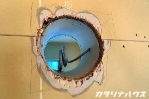 壁の中に通された電気配線のクローズアップ。後に空気循環ファンが取り付けられる予定。