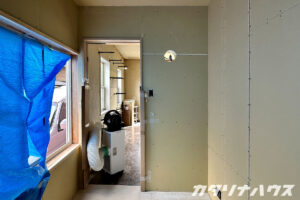 空調アシスト用の壁ダクトを設けた様子。猫トイレスペースと隣室をつなぐ設計。