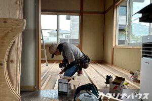 床貼り作業を行う職人の様子。猫部屋のリノベーションで和室を洋室化する工程。