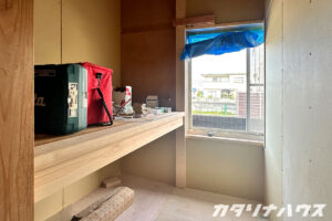 押し入れを再利用して造作中の猫トイレスペース。上段は収納、下段は猫トイレとして使うための施工風景。