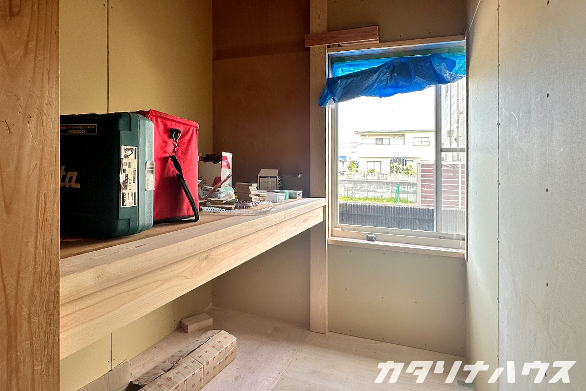押し入れを再利用して造作中の猫トイレスペース。上段は収納、下段は猫トイレとして使うための施工風景。