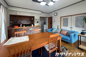 四人掛けのダイニングテーブルが部屋の中心にあるLDK。