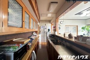 キッチンはLDKと対面式になっている。キッチンの背面は作り付けの食器棚。