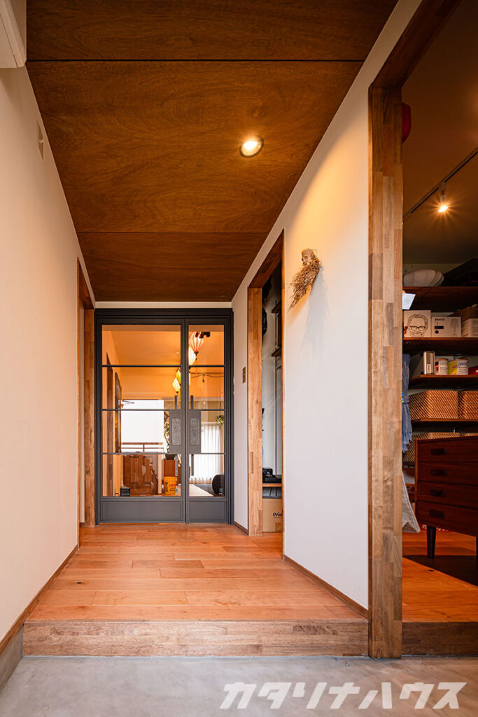 玄関から広がる土間収納。リノベーションしたマンションの一室。